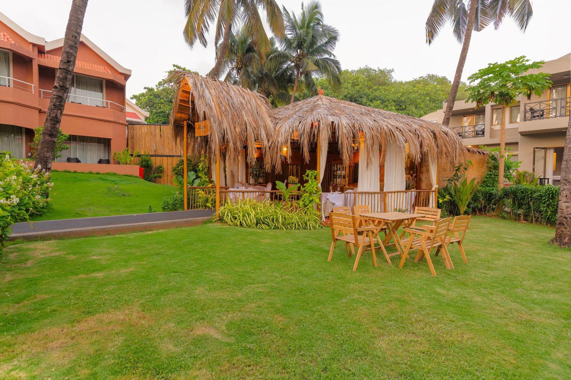 Whispering Palms Beach Resort Candolim Kültér fotó